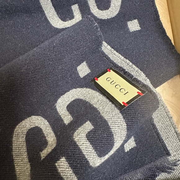 NWT Gucci Large Logo Scarf Wrap Bag With Box - Picture 5 of 10